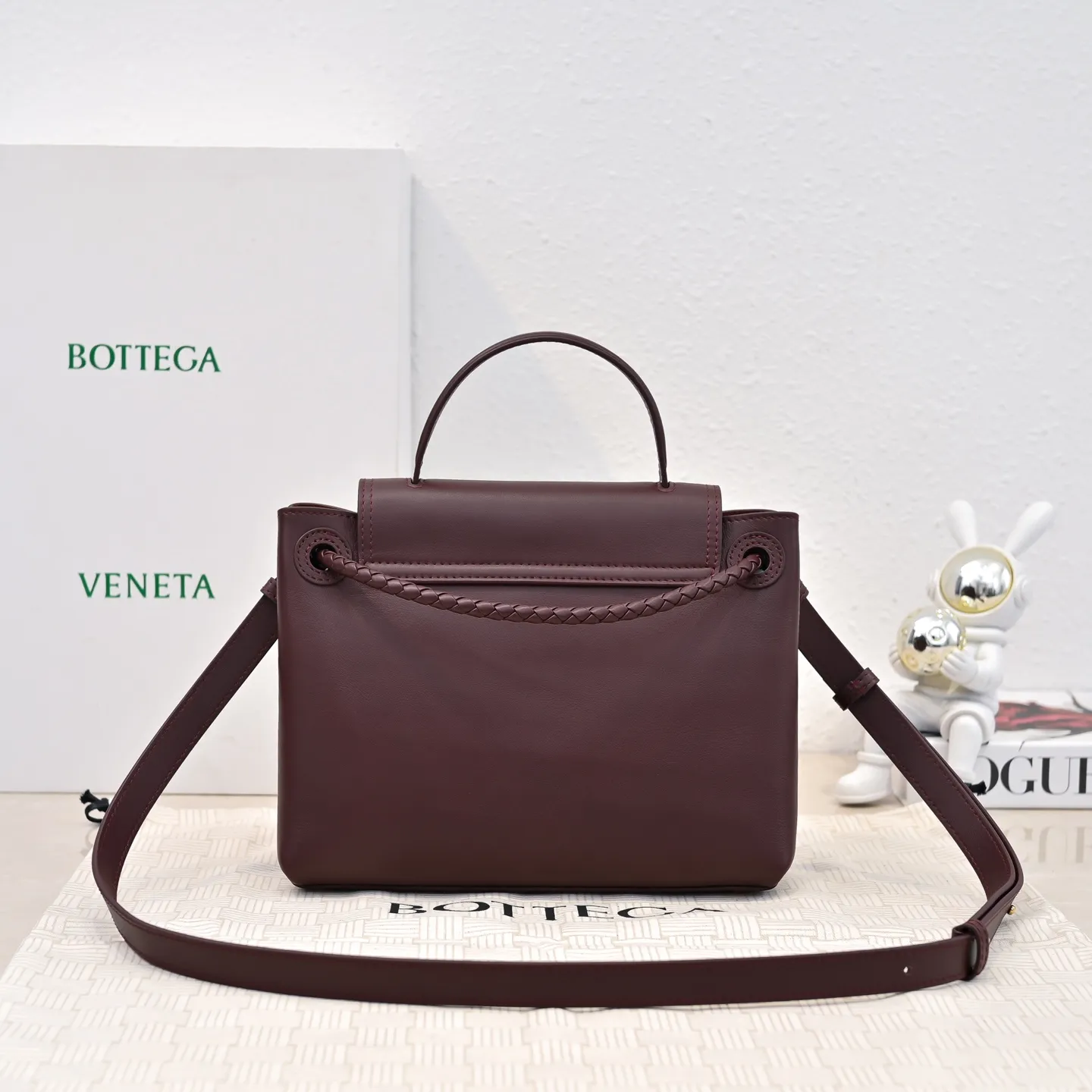 Batch 2060 #Bv New Small Ciao Ciao Handbag Who carried the cute little Ciao Ciao out on the street❣️Made of Dutch Silky Calf calfskin ~ silky to the touch. The leather is thick, and the suede lining is soft and comfortable. The relaxed feeling of stacked smooth leather, the representative woven element shoulder strap, and the perfect embellishment of golden buckles💥The unique bag shape is casual and exquisite, and super practical☄️Carry Ciao Ciao to accompany you in various occasions, and be the most stylish you🎀 Size: 26x19x10.5 Style No. 5835#
